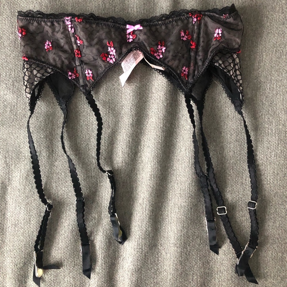 NWT Black and Pink/Red Floral Garter! 🥳♥️